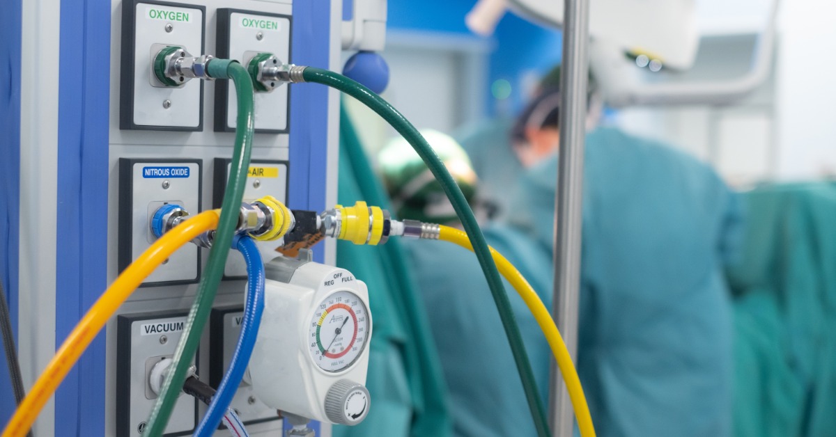 Six tubes linking to different wall adapters. Two are for oxygen, one is for nitrous oxide, one is for air, and one is for vacuum.
